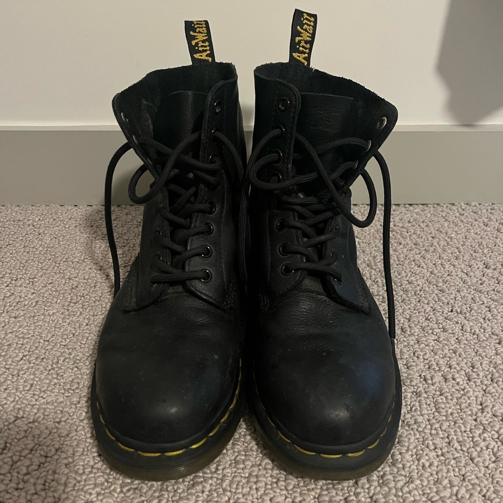 WOMEN’S DR MARTENS